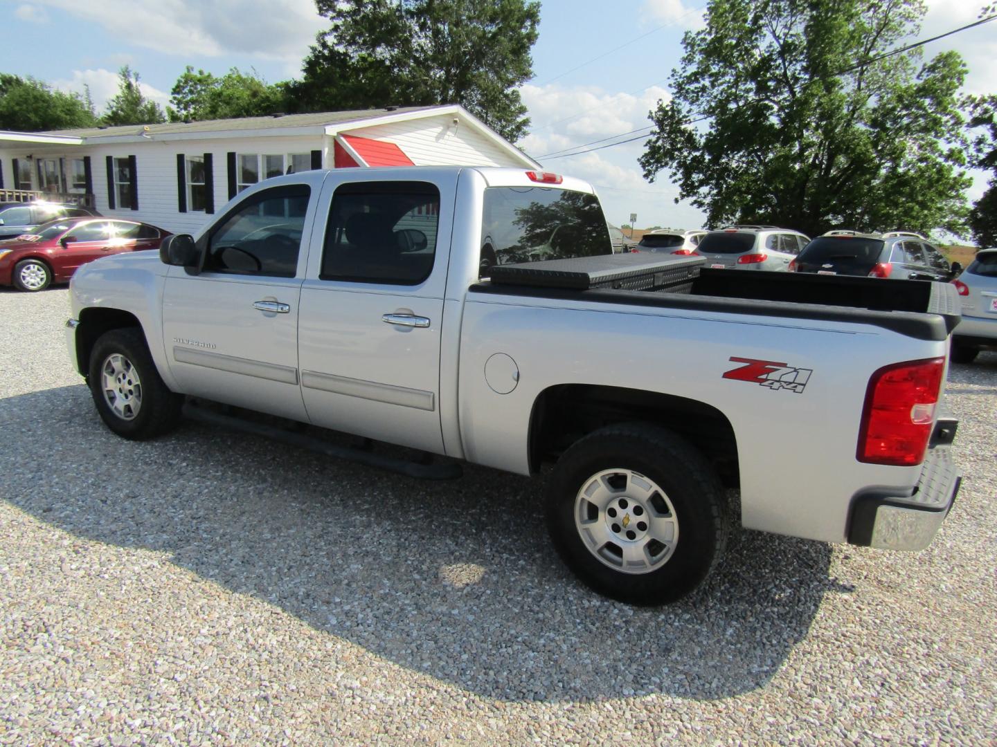 2013 Silver /Gray Chevrolet Silverado 1500 (3GCPKSE72DG) , Automatic transmission, located at 15016 S Hwy 231, Midland City, AL, 36350, (334) 983-3001, 31.306210, -85.495277 - Photo#5